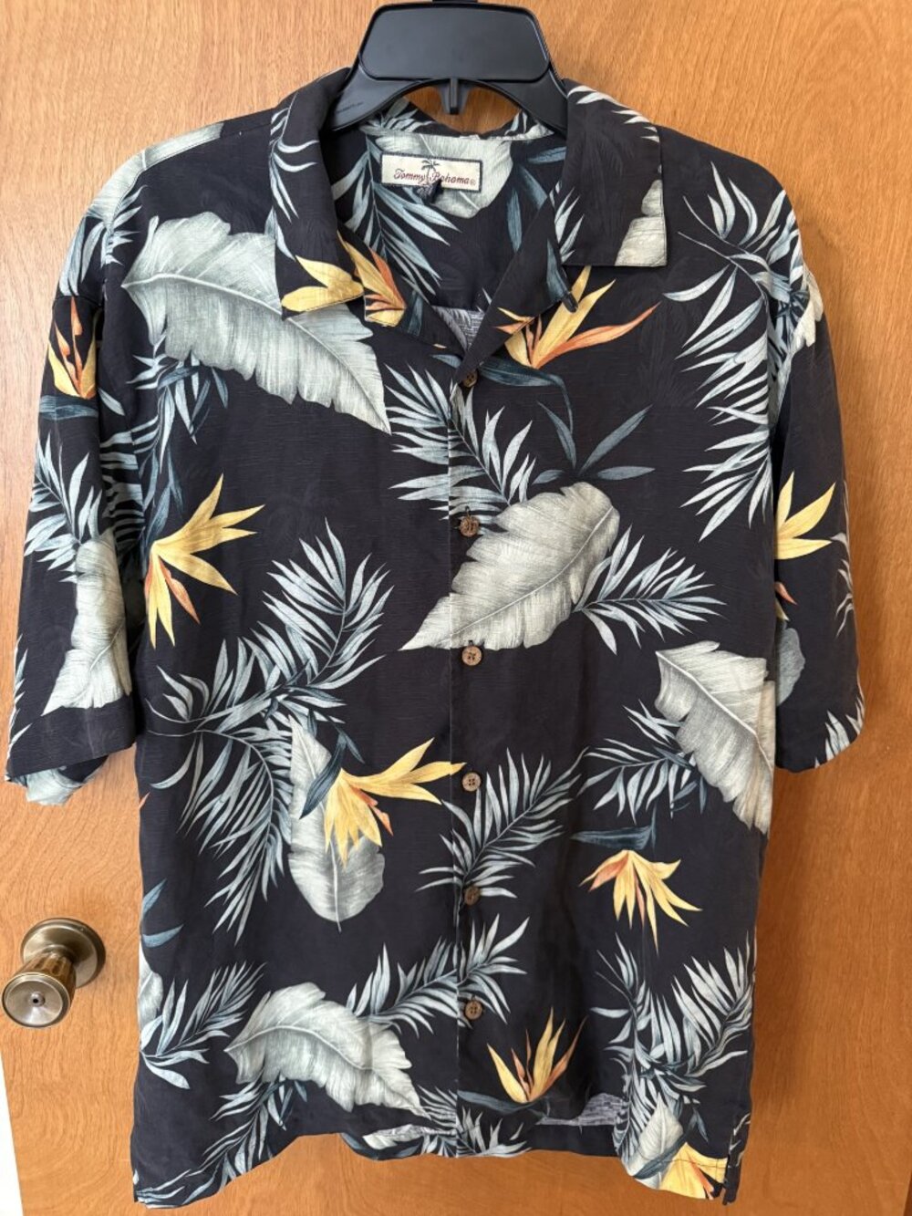 Tommy Bahama Shirt Mens Medium Black 100% Silk Hawaiian Floral Tropical Print